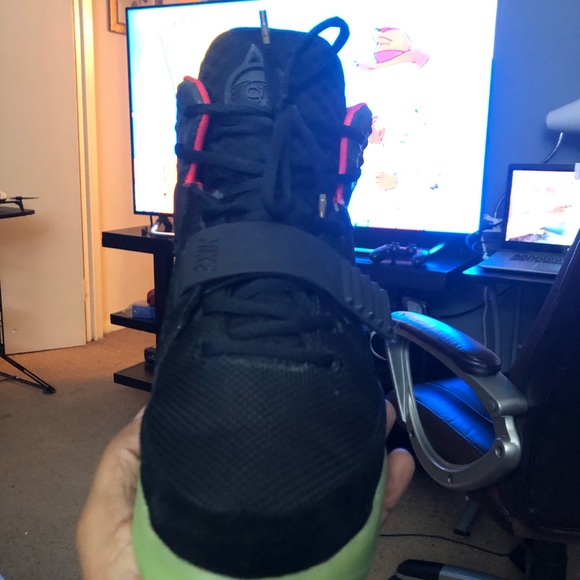 Yeezy - Picture 2 of 4